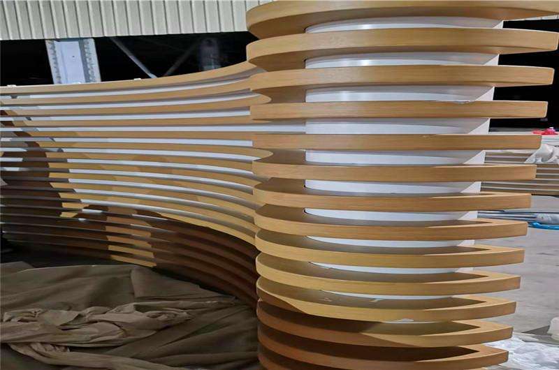 鋁方通安裝間距與金屬吊頂墻面裝飾材料——以廣州市傳喜金屬制品為例